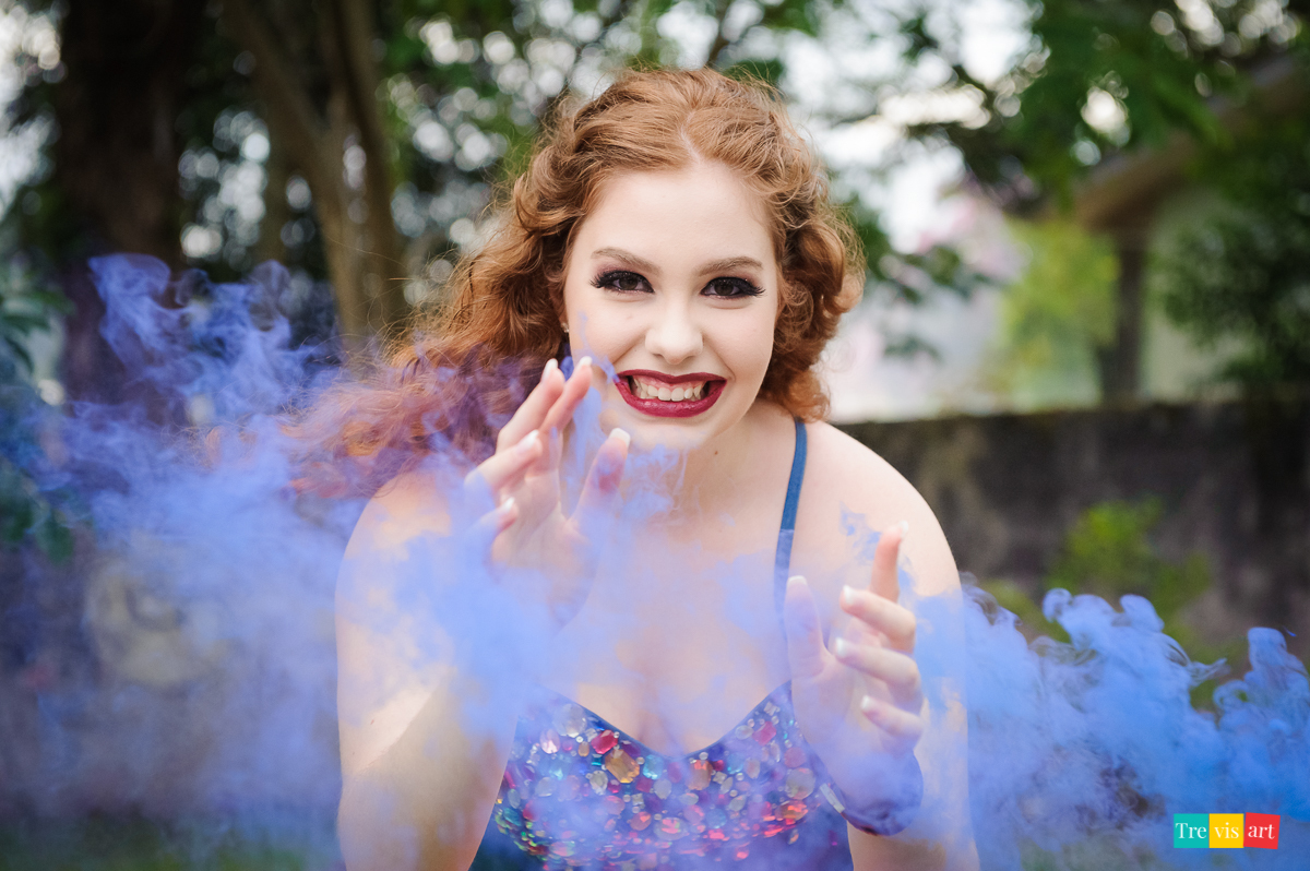 fotografia com fumaça colorida azul para book de 15 anos
