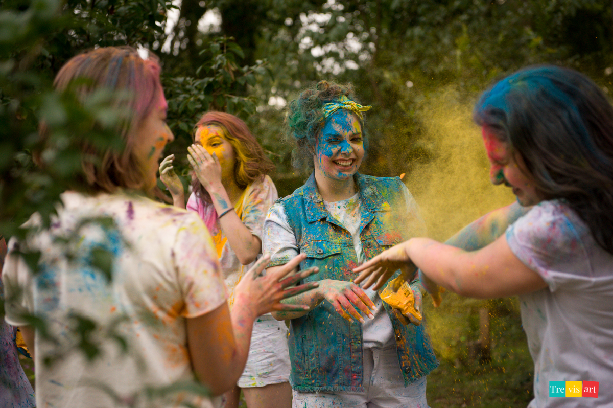 Meninas jogando e brincando com pó de happy holi amarelo para fotografia de book de 15 anos da amiga