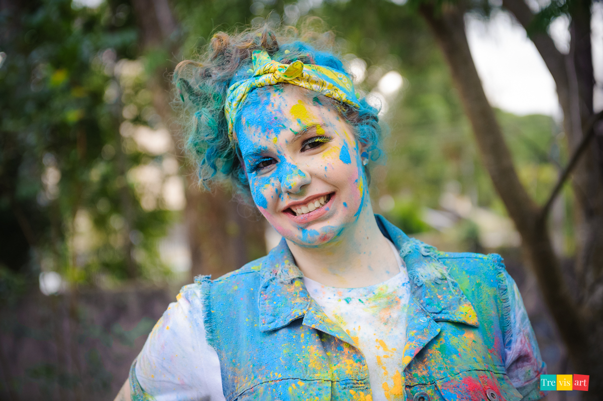 Meninas toda colorida com pó de happy holi amarelo para fotografia de book de 15 anos da amiga