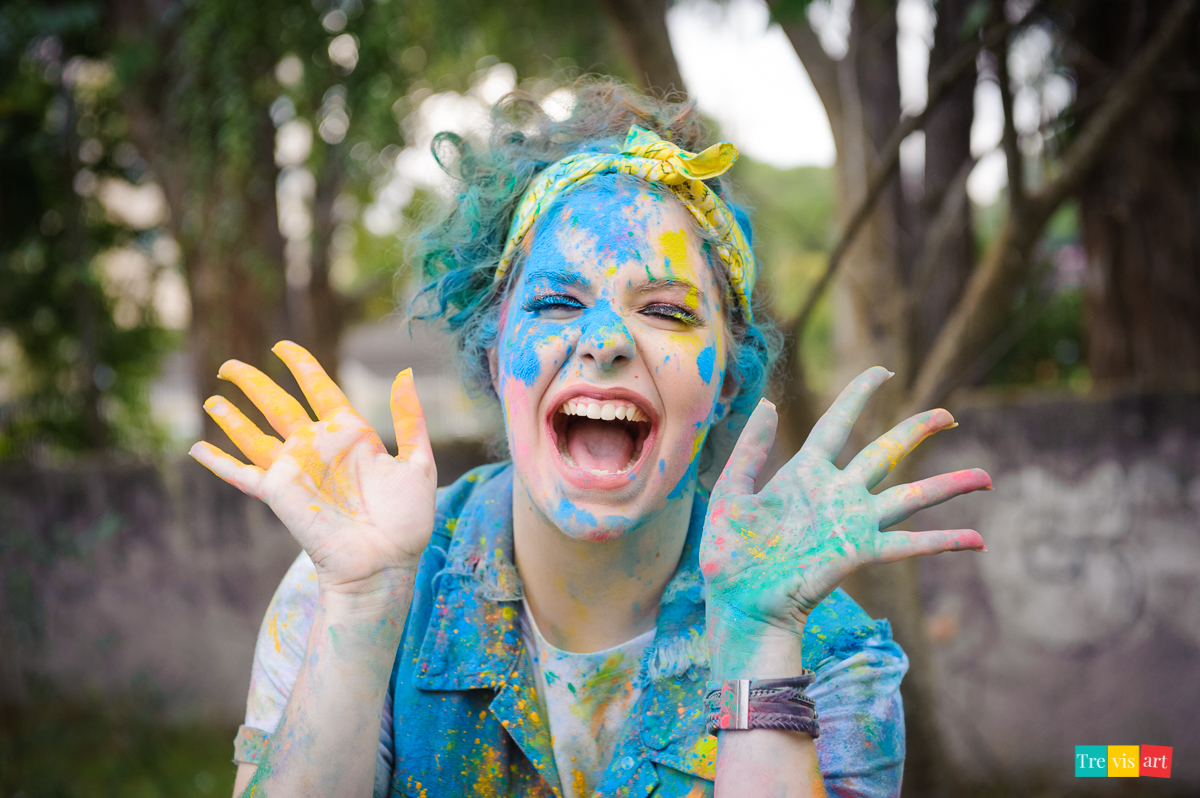 Menina toda colorida com pó de happy holi de todas as cores para fotografia de book de 15 anos da amiga