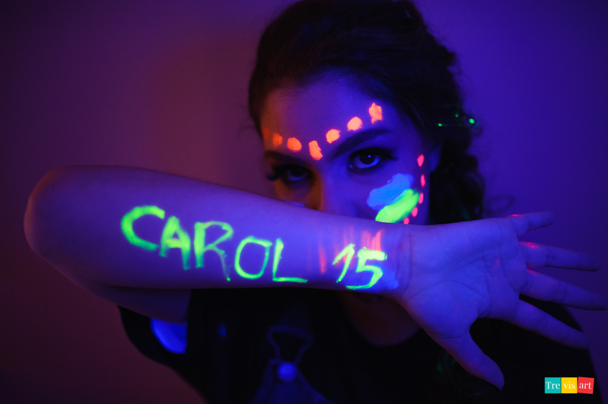 Fotografia book 15 anos com tinta e  luz neon