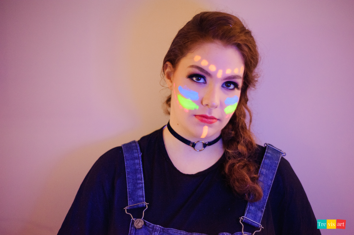 Fotos de book 15 anos com tinta e  luz neon