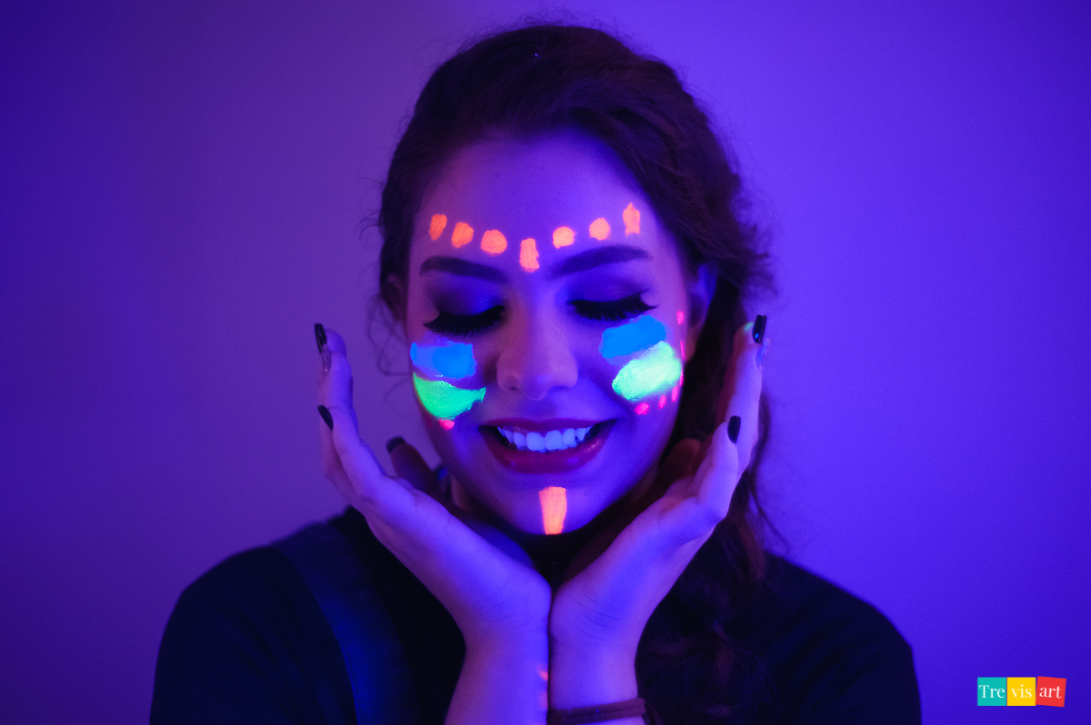 Fotos de book 15 anos sorrindo com tinta e  luz neon