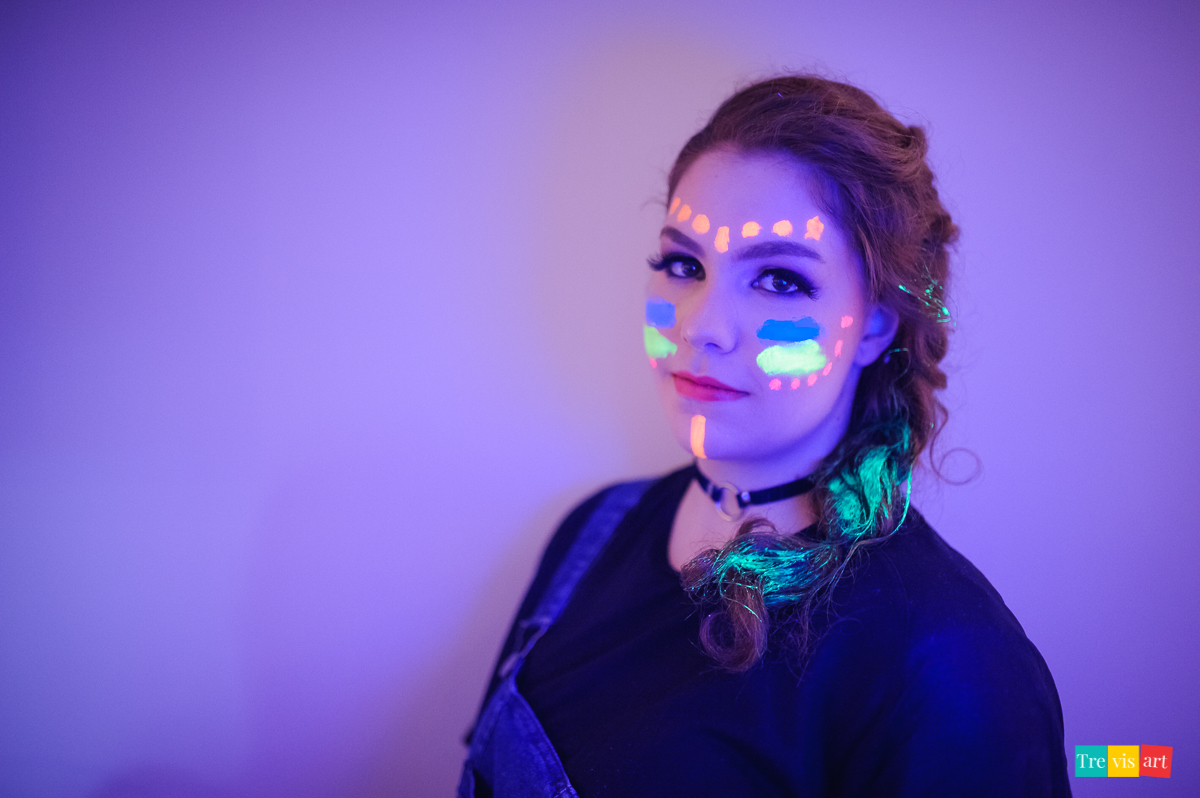 Fotografia de book de aniversário de 15 anos com tinta e  luz neon