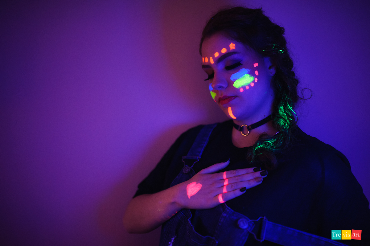 Fotografia book 15 anos com tinta colorida e  luz neon