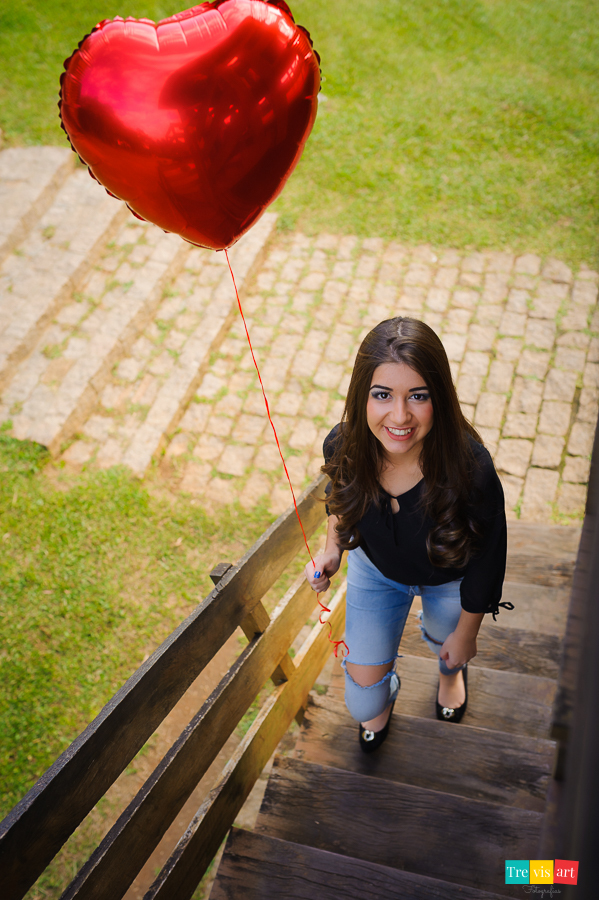 Foto de 15 anos ao luz do dia na escada no parque memorial ucraniano em curitiba