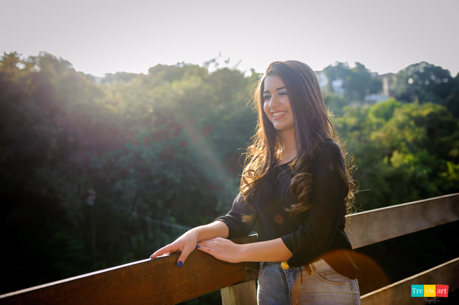 Foto de 15 anos ao luz do dia no coreto do parque memorial ucraniano em curitiba