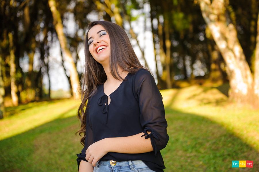 Menina de 15 anos sorrindo em seu book de 15 anos no memorial ucraniano em curitiba
