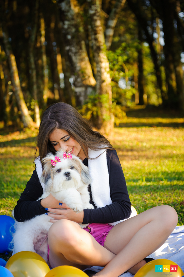 Menina fazendo foto no seu book de 15 anos com seu pet memorial ucraniano em curitiba