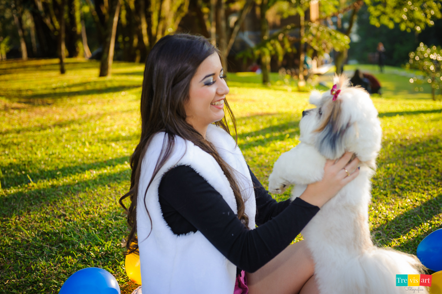 Menina olhando para seu pet na foto do seu book de 15 anos memorial ucraniano em curitiba