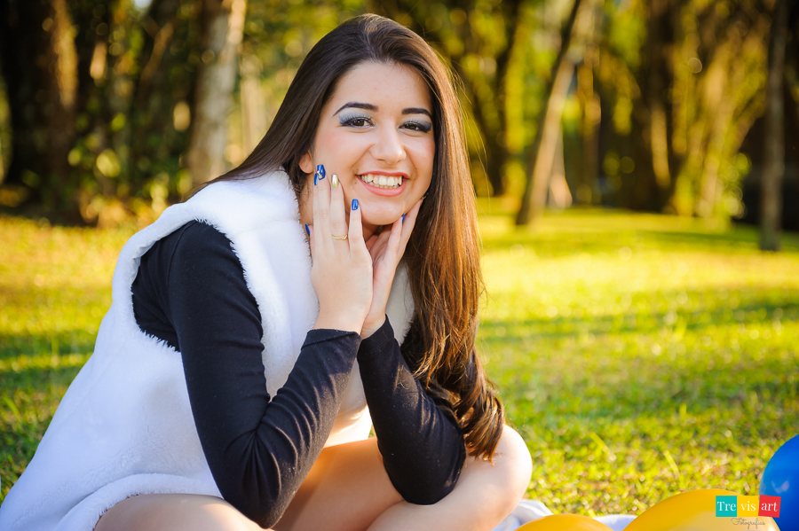 Foto em parque a tarde com sol no memorial ucraniano para book de 15 anos