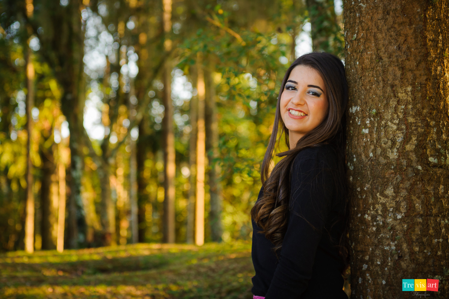Fotografia em parque a tarde com sol no memorial ucraniano para book de 15 anos
