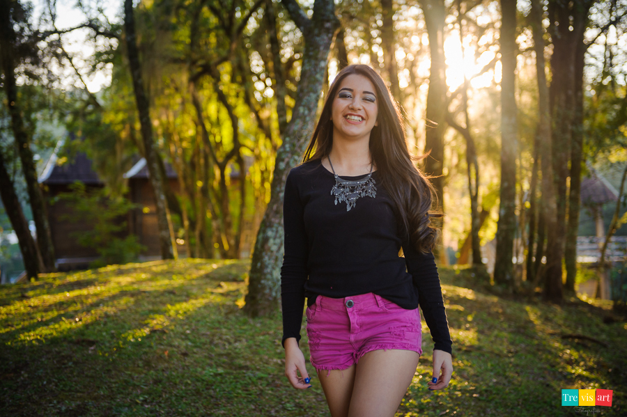 Foto com sol em parque a tarde com sol no memorial ucraniano para book de 15 anos