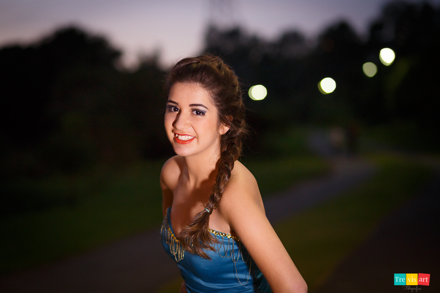 Fotografia em rua noturna com luzes para book de 15 anos