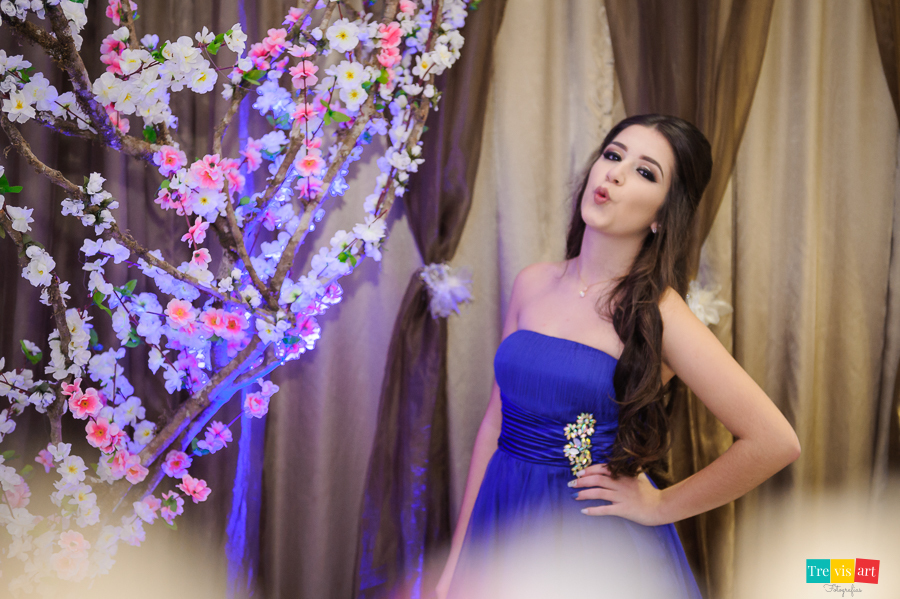 Aniversariante mandando beijo na foto no hall do salão de festa de 15 anos