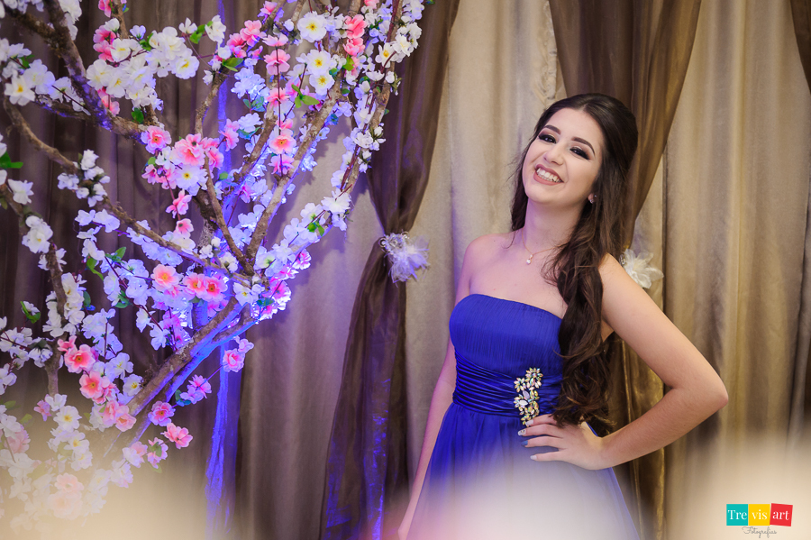 Aniversariante sorrindo na foto no hall do salão de festa de 15 anos