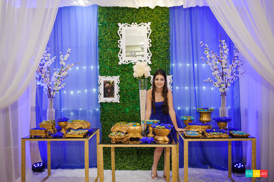 Aniversariante na foto na mesa de doces da festa de 15 anos