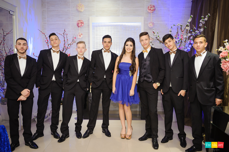 Amigos que dançam valsa com a aniversariante fotografia de 15 anos