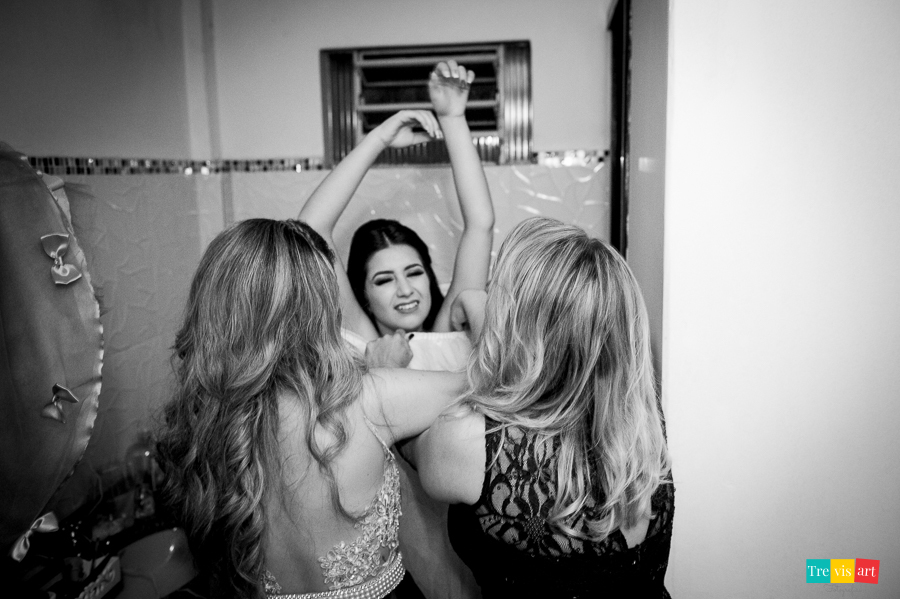 Menina se arrumando festa de 15 anos