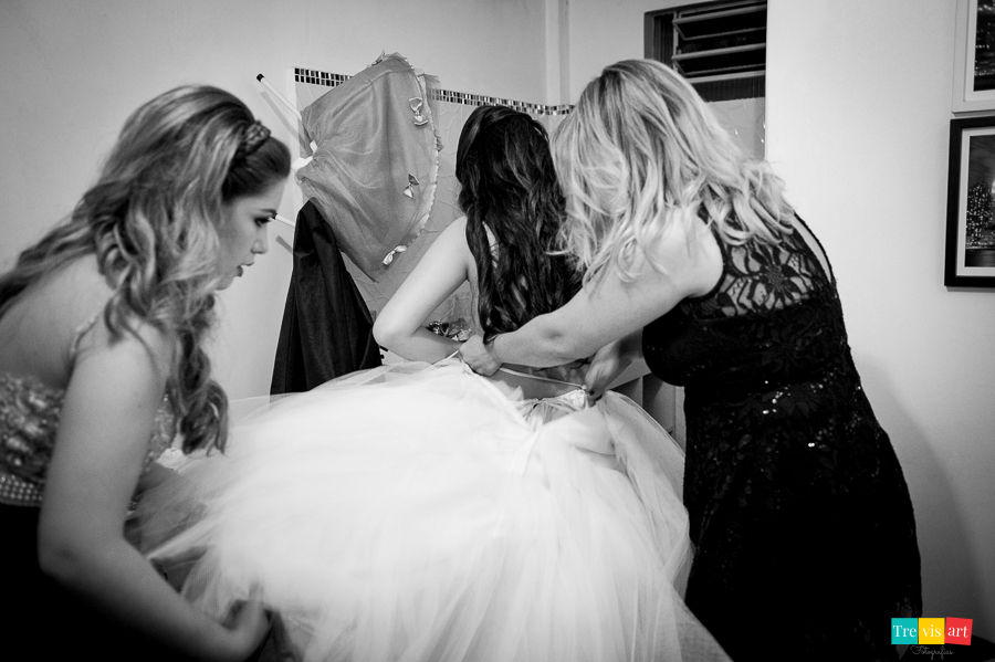 Menina se arrumando com tia e irmã para  festa de 15 anos