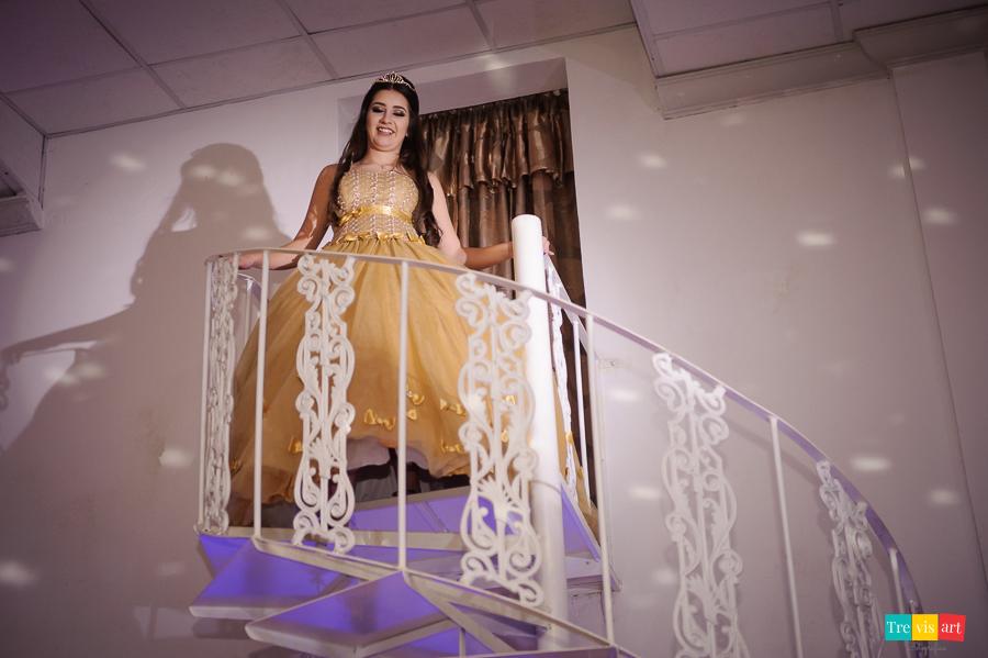 Menina chegando na festa de 15 anos