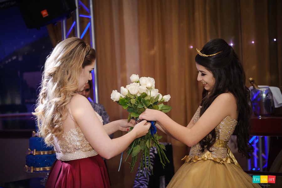 Entrega buque de rosas festa de 15 anos