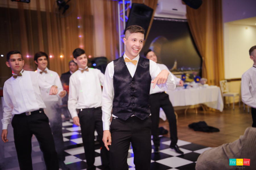 Meninos dançando festa de 15 anos