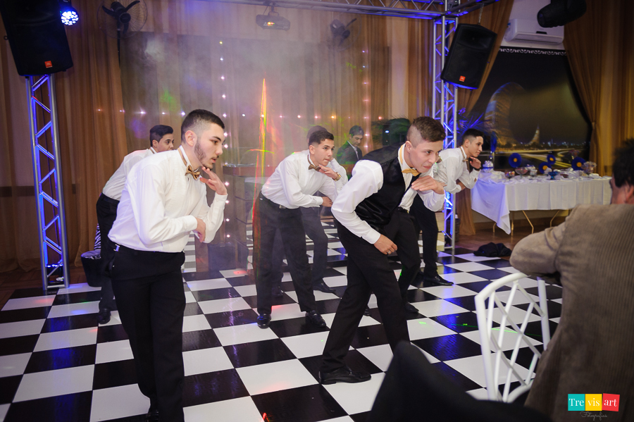 Foto de meninos dançando festa de 15 anos