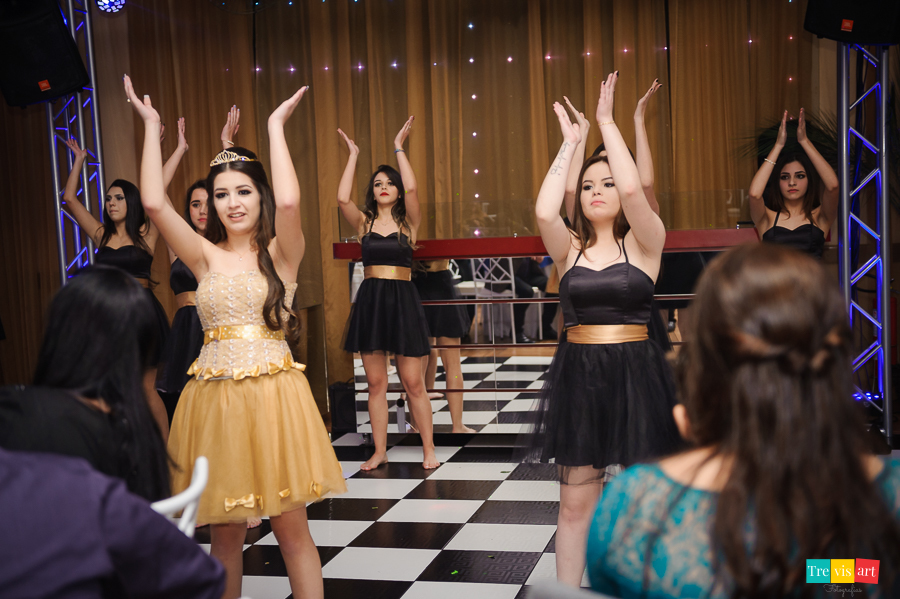 Meninas dançando festa de 15 anos