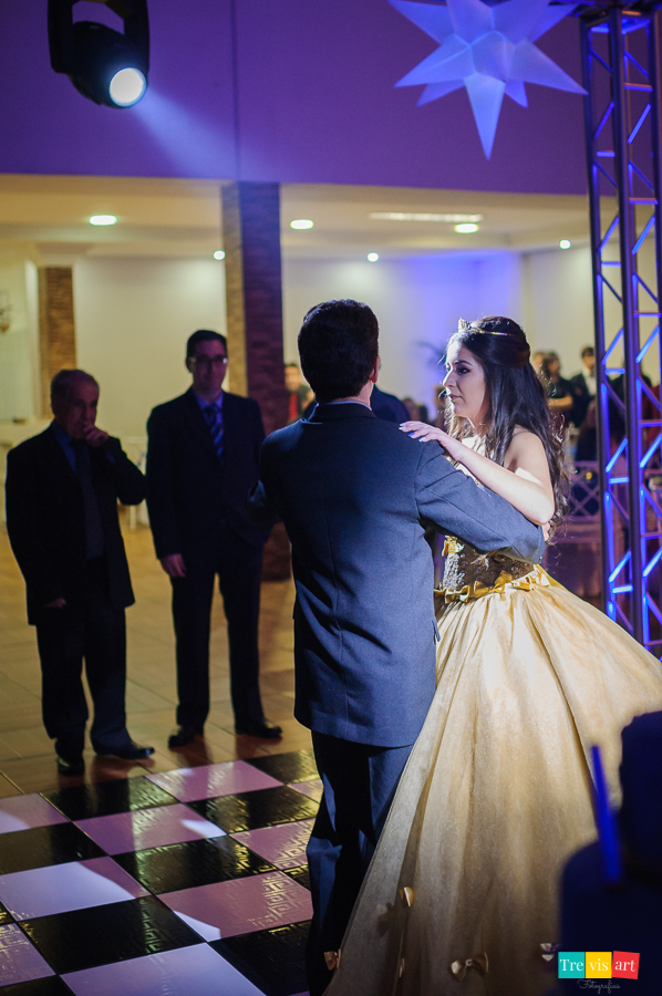 Dança da valsa com o pai na festa de 15 anos