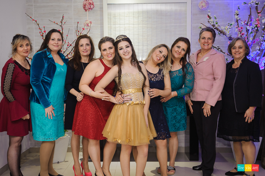 Aniversariante de 15 anos com todas as tias