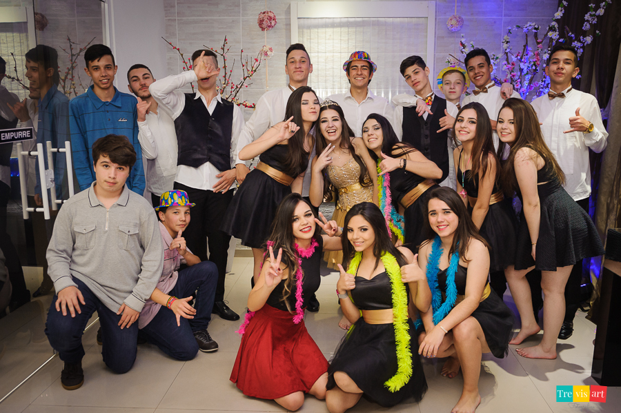 Aniversariante com todos amigos na festa de 15 anos