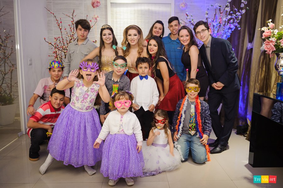 Aniversariante com todos os primoss na festa de 15 anos