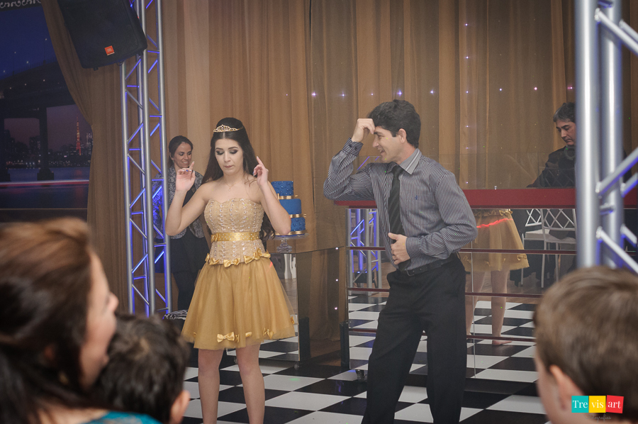 Aniversariante dançando com pai na festa de 15 anos