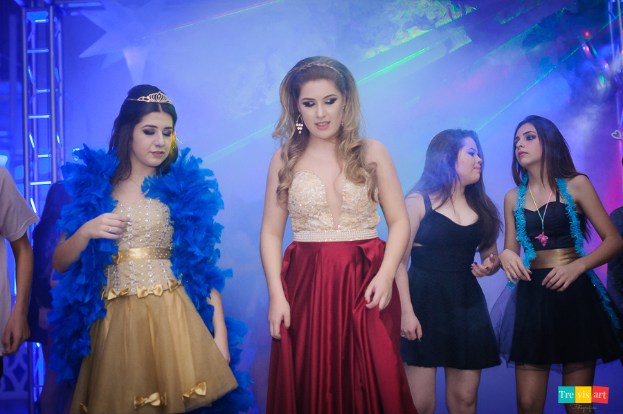 Debutante dançando com irmã na sua festa de 15 anos