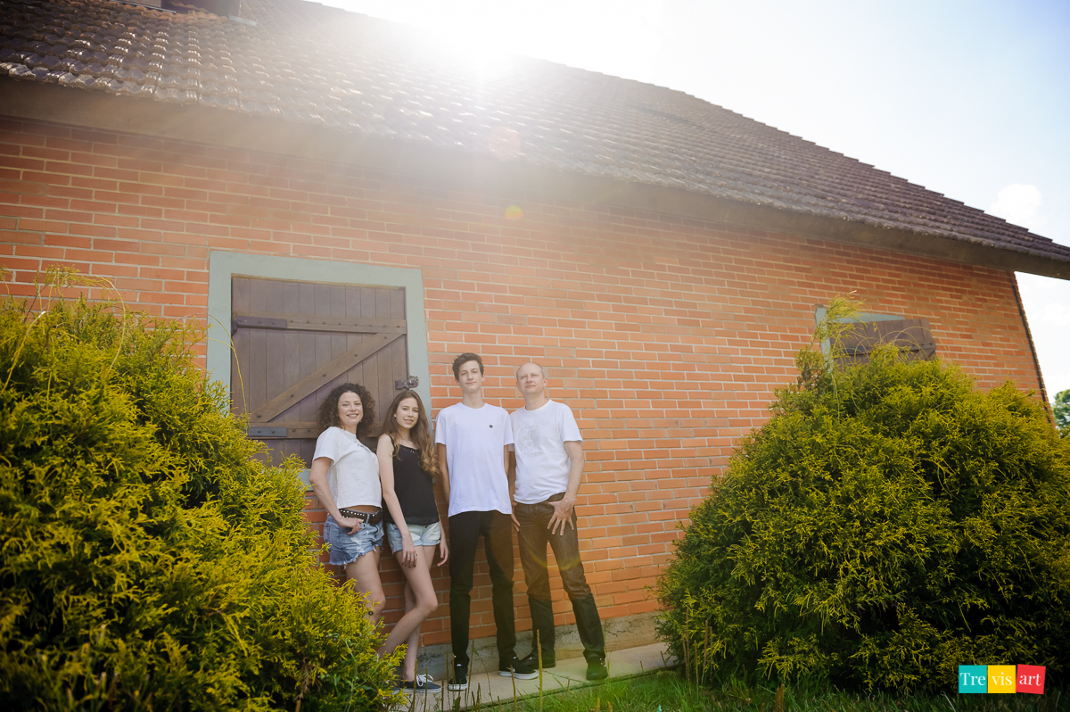 Menina com sua família na casa no book de 15 anos