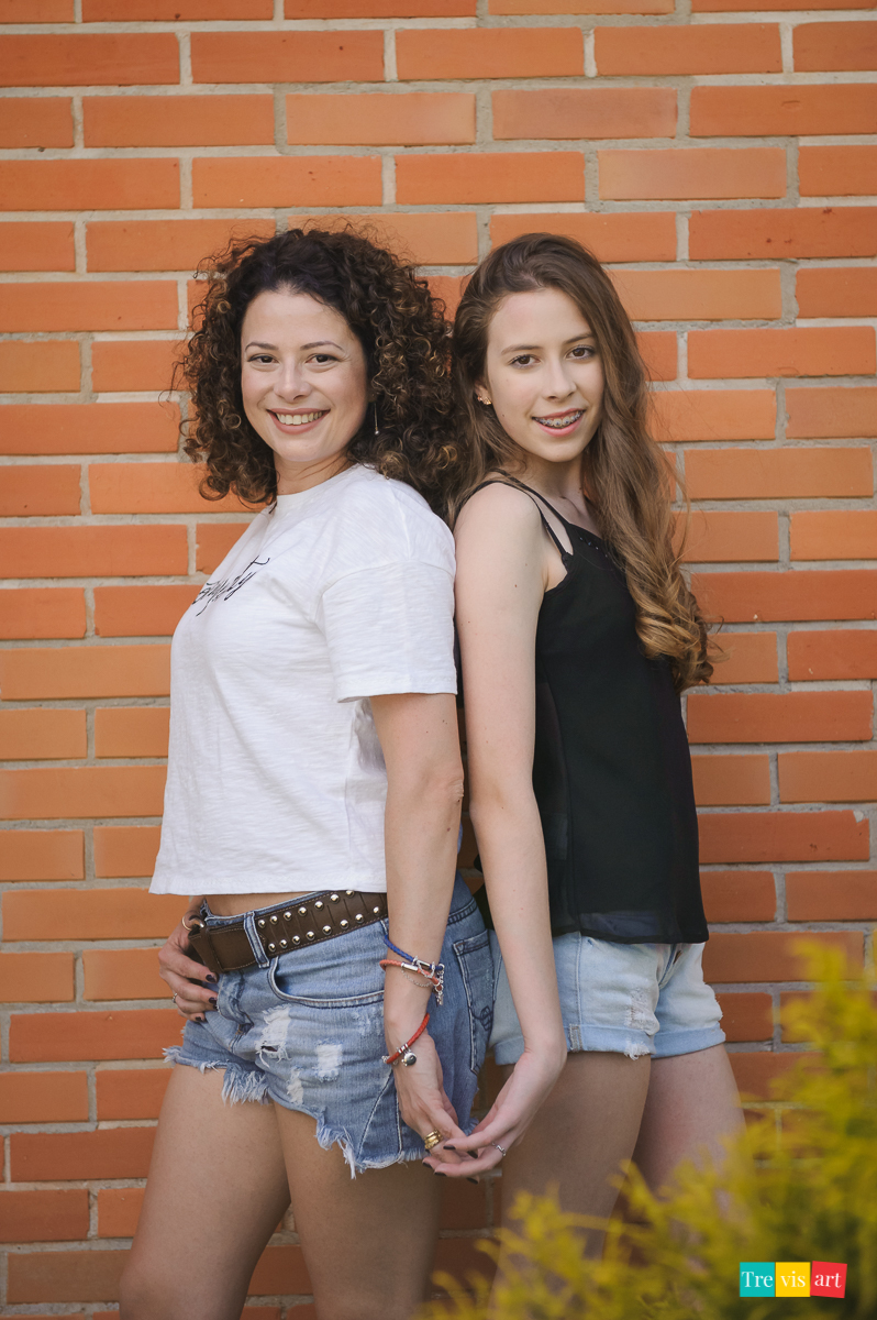 Menina com sua mãe no book de 15 anos
