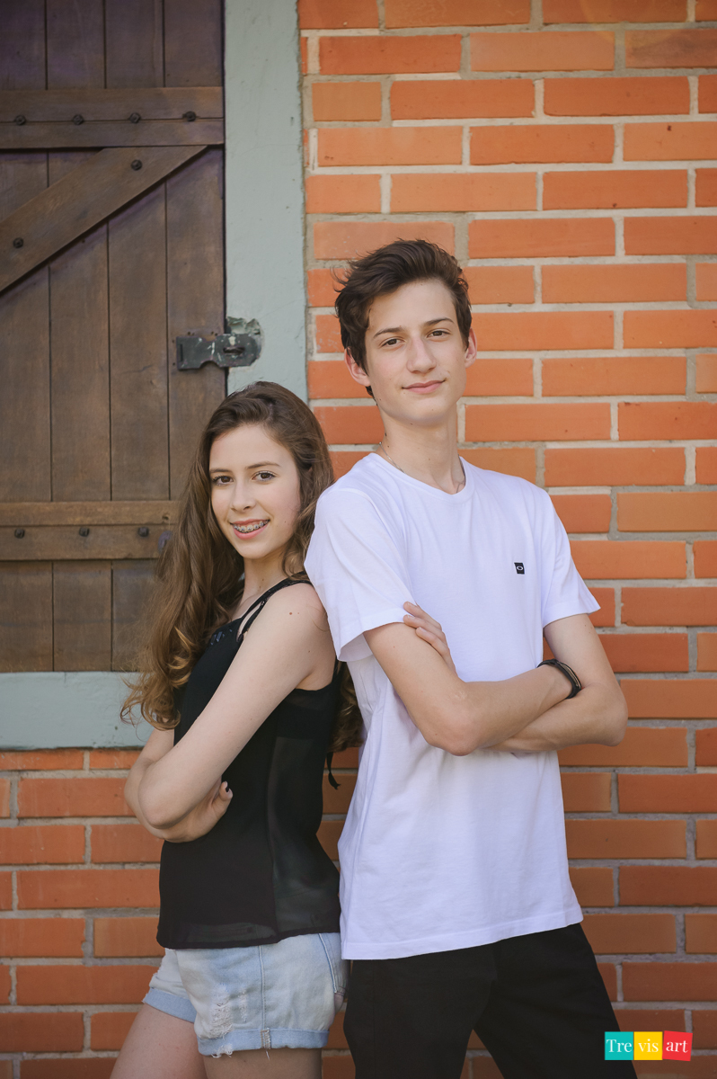 Menina com seu irmã no book de 15 anos