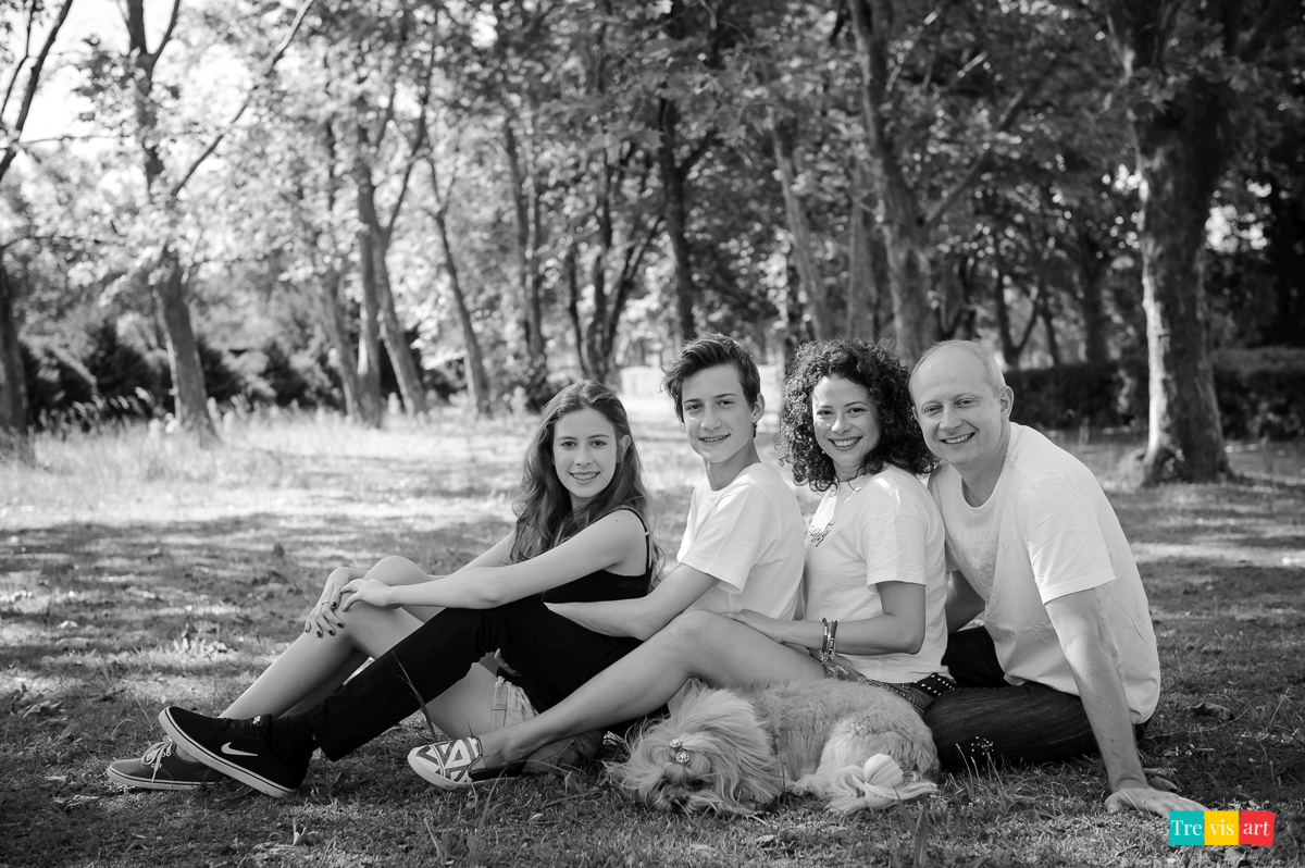 Menina com sua família no jardim do haras no book de 15 anos