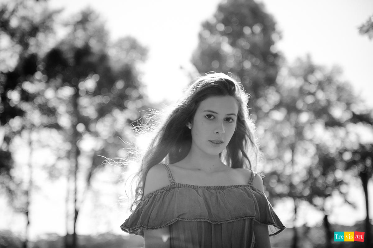 Fotografia preto e branco de book de 15 anos num Haras