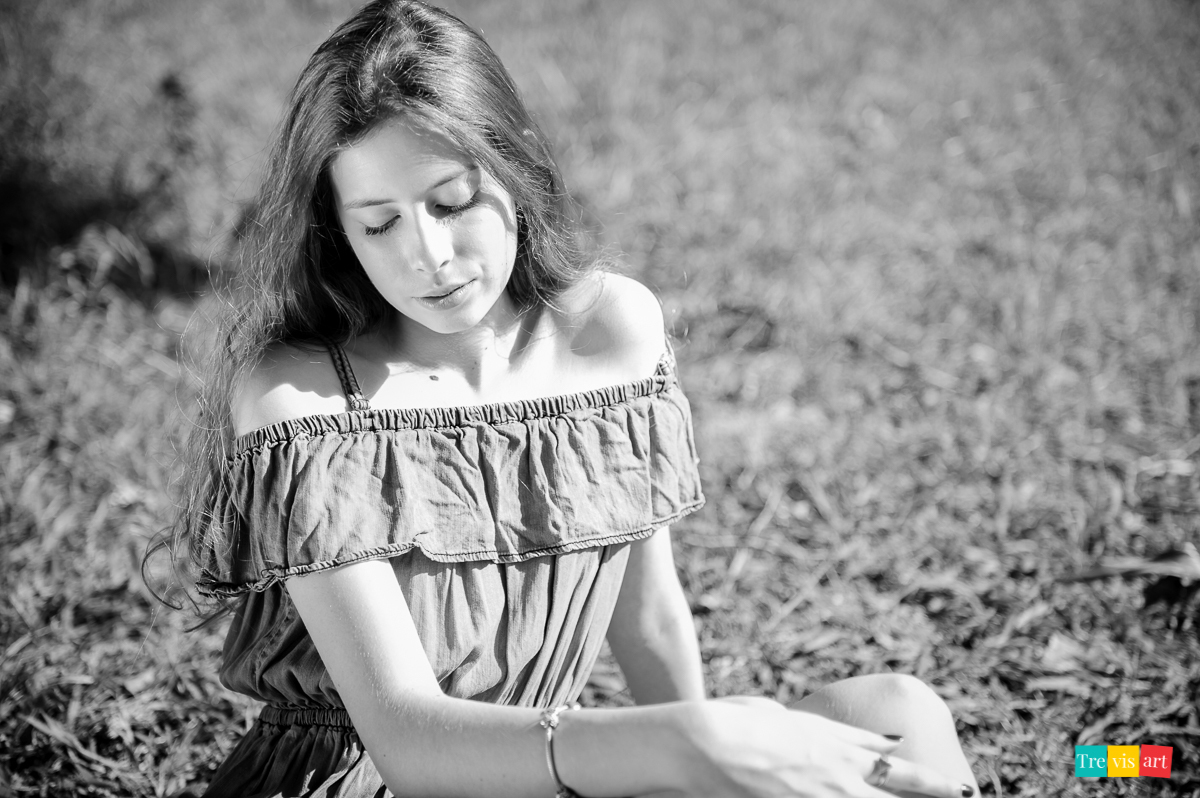 Fotografia em preto e branco de ensaio fotográfico de 15 anos