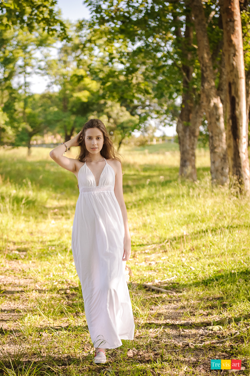 Menina caminhando no Haras no seu book de 15 anos