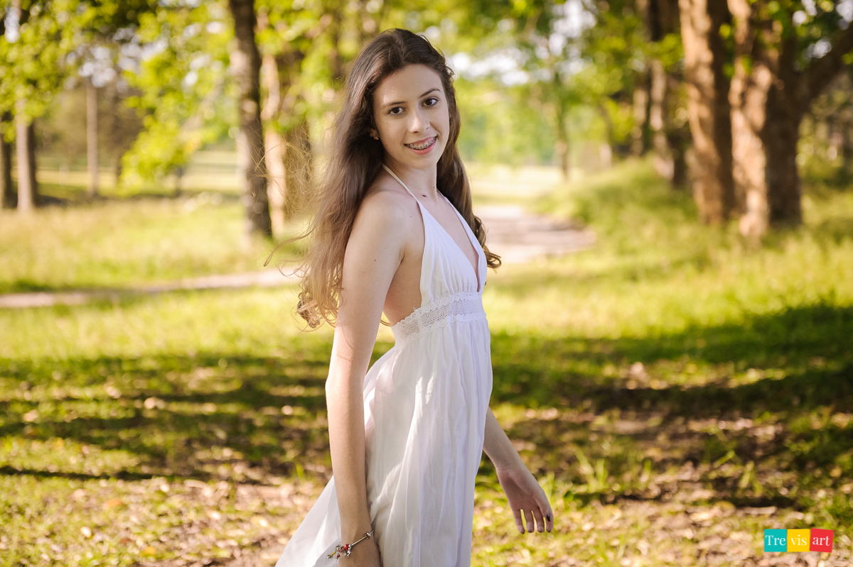 Menina caminhando e sorrindo no Haras no seu book de 15 anos