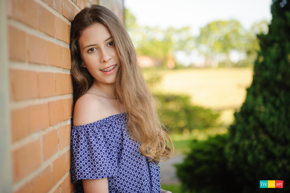 menina na parede da cada para foto de 15 anos