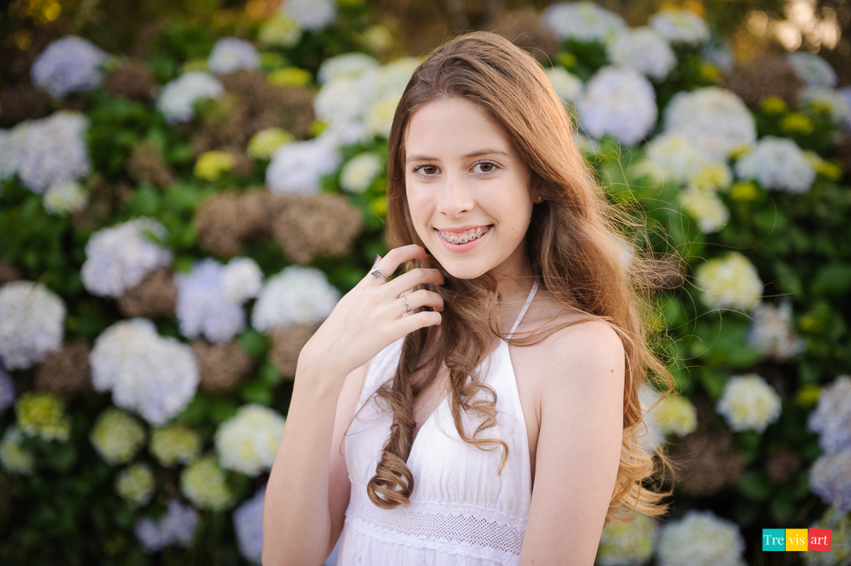 Menina sorrindo no Haras no seu book de 15 anos