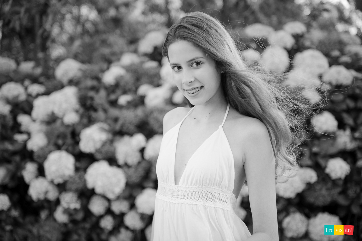 Menina posando para foto em preto e branco no Haras no seu book de 15 anos
