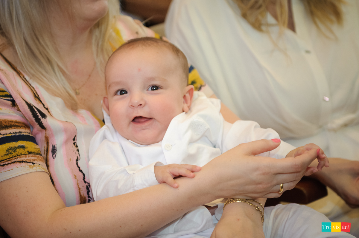 Sorriso no batismo na igreja do santissimo sacramento em curitiba