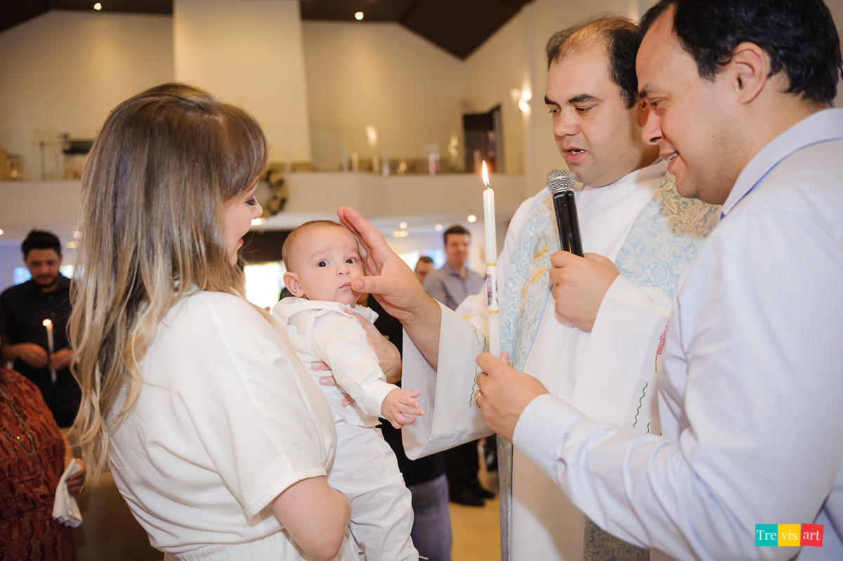 benção na boca do bebê no batizado