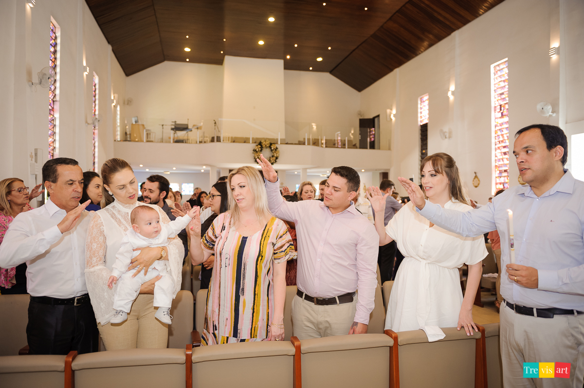 pais e padrinhos na benção do batismo