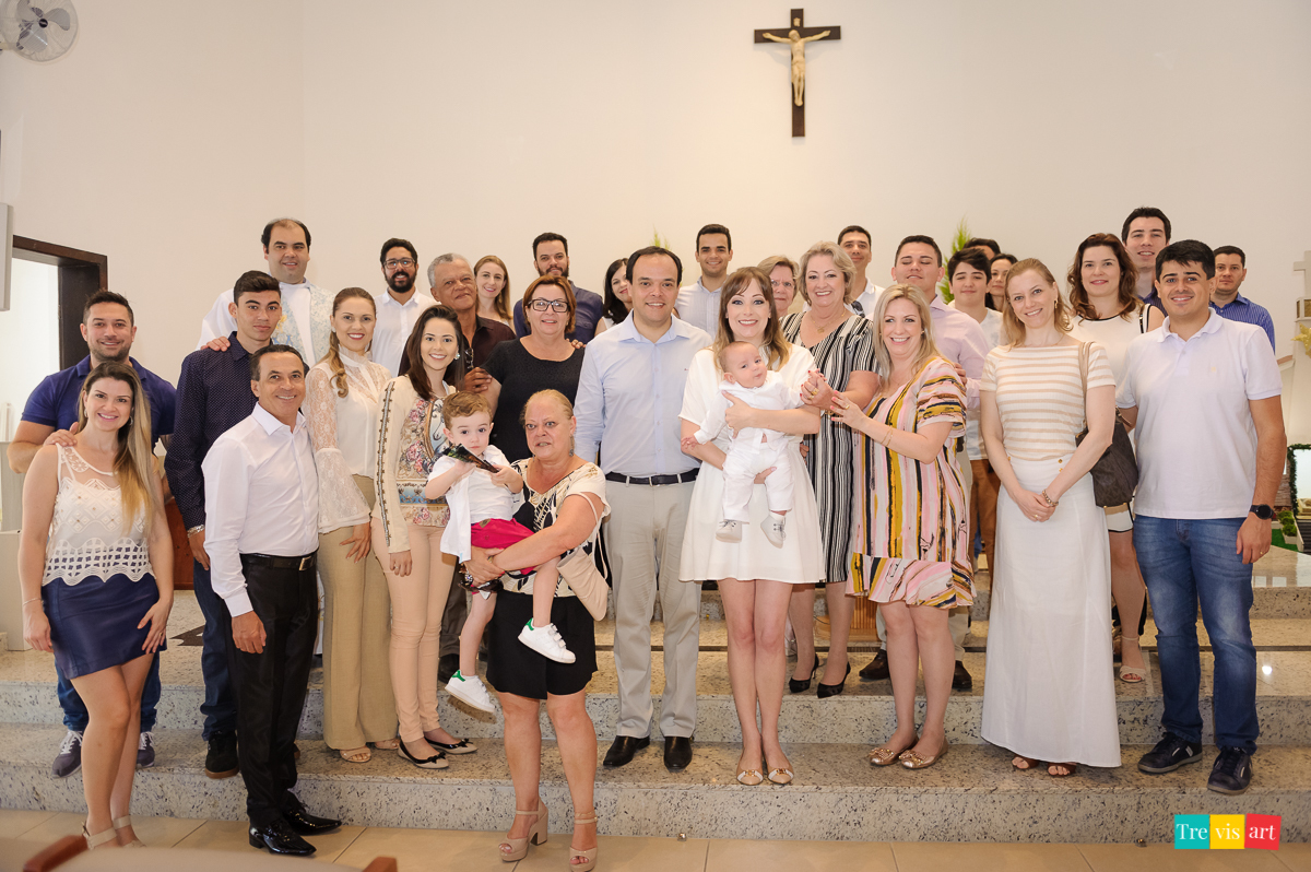 familia no altar da igreja do batizado